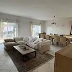 度假居 House With Private Pool In