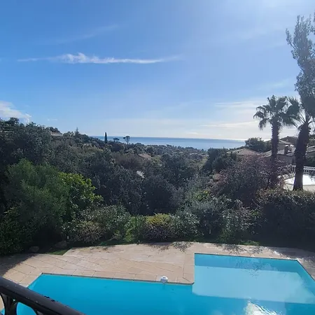 度假居 House With Private Pool In *